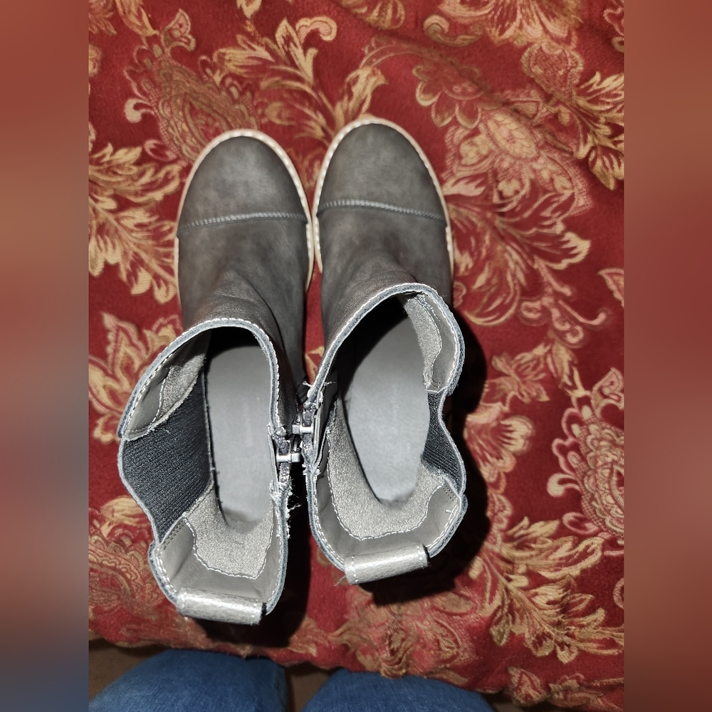 Women boots! BASICALLY BRAND NEW WITHOUT TAG!